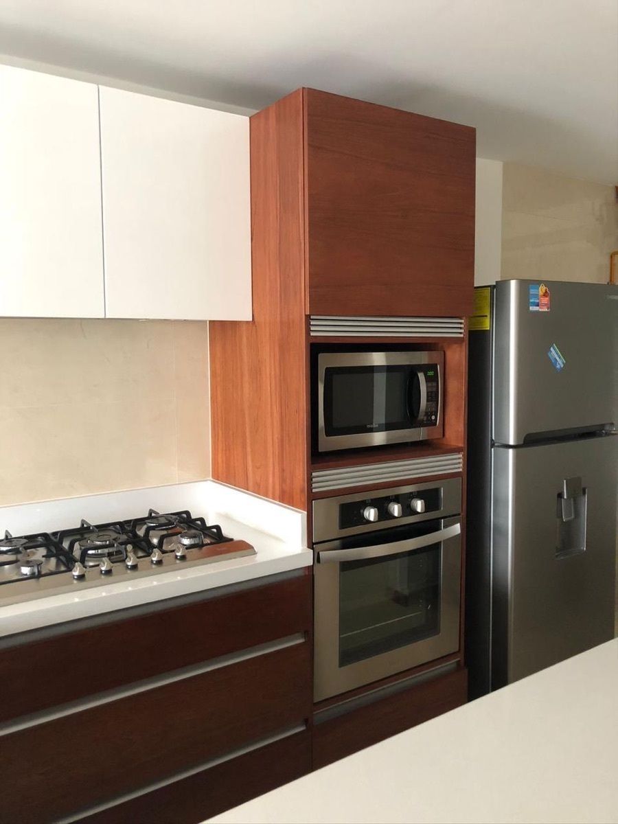 22 de 24: Cocina con estufa y refrigerador 