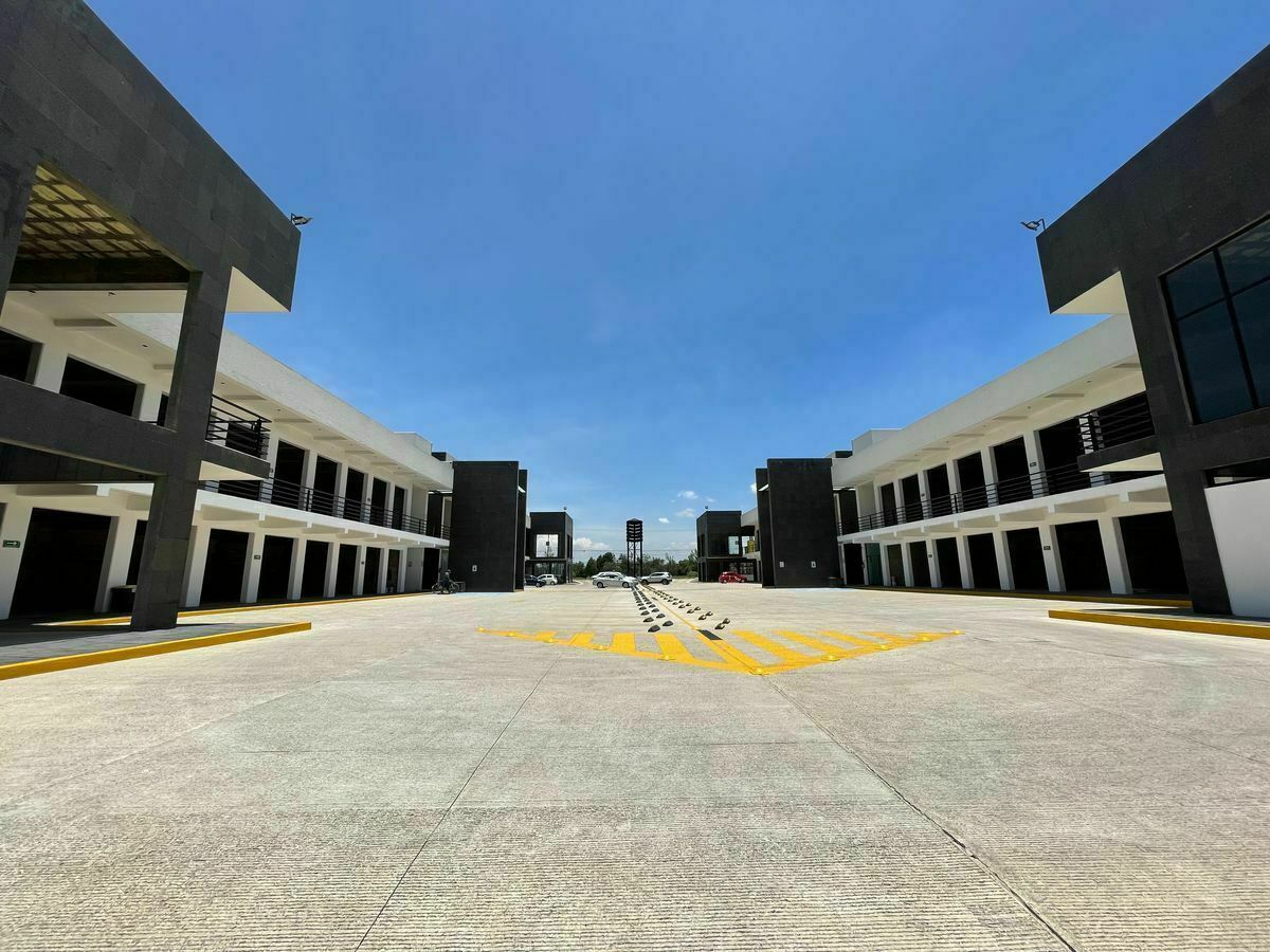 4 de 7: Vista trasera de la plaza