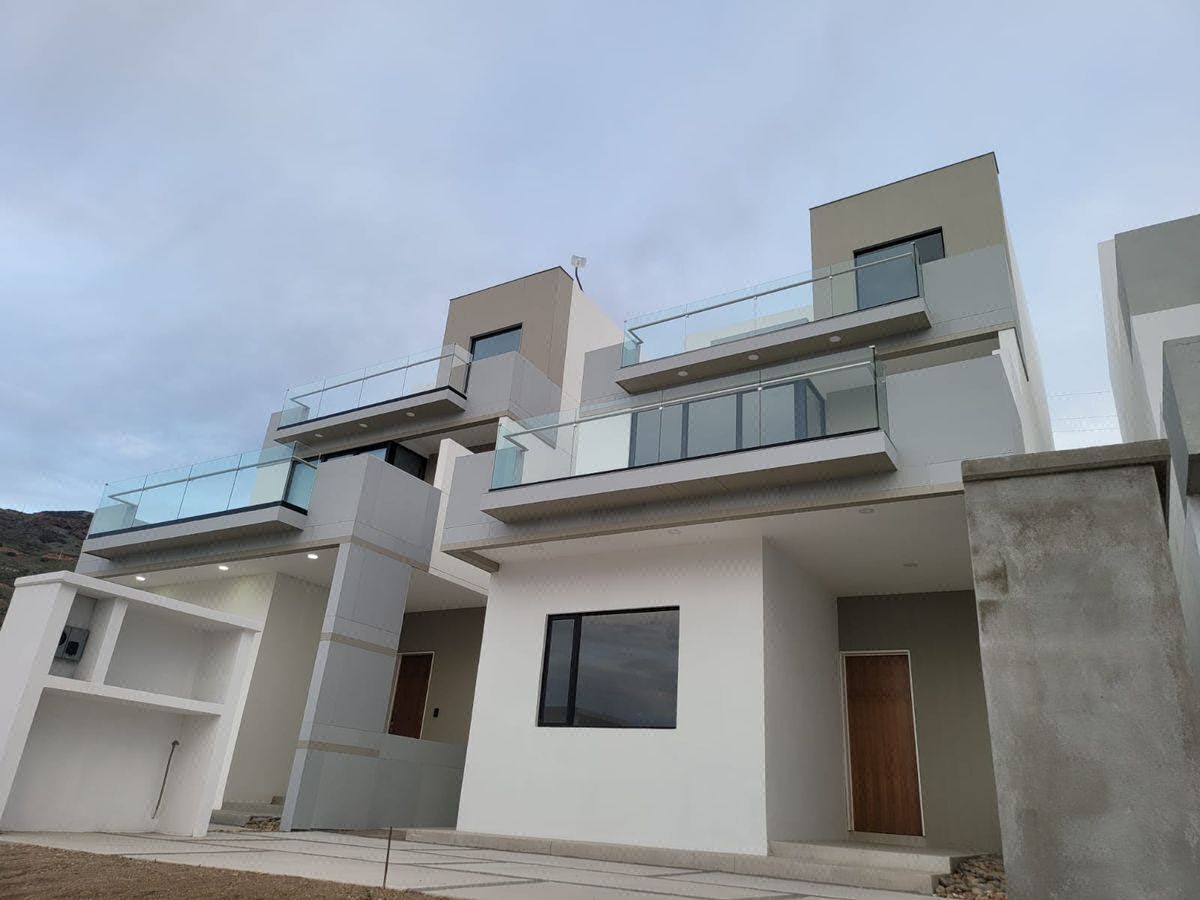 Casa de Dos Plantas en Preventa en Primo Tapia, Rosarito