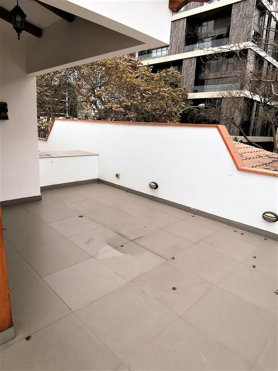 24 de 30: Terraza saliendo de la sala de estar amplia del tercer piso