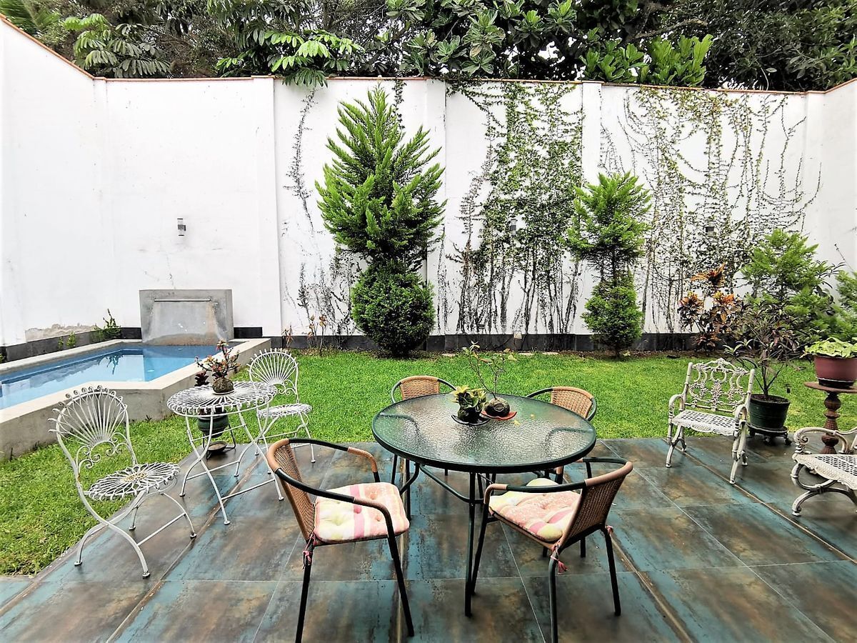 2 de 30: Linda Terraza con  salida jardín y piscina