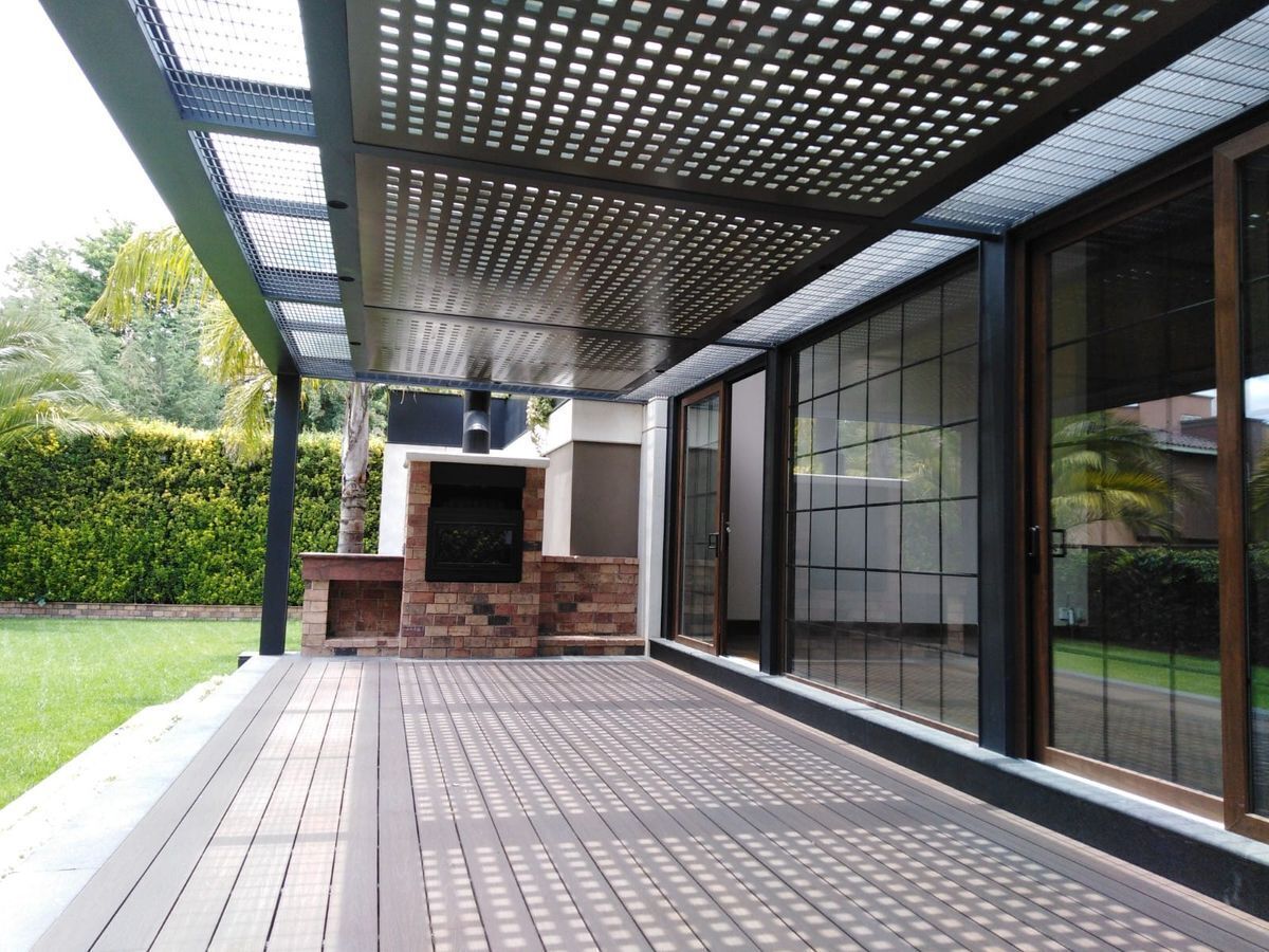 1 de 35: Terraza integrada a sala y comedor con acceso al jardín