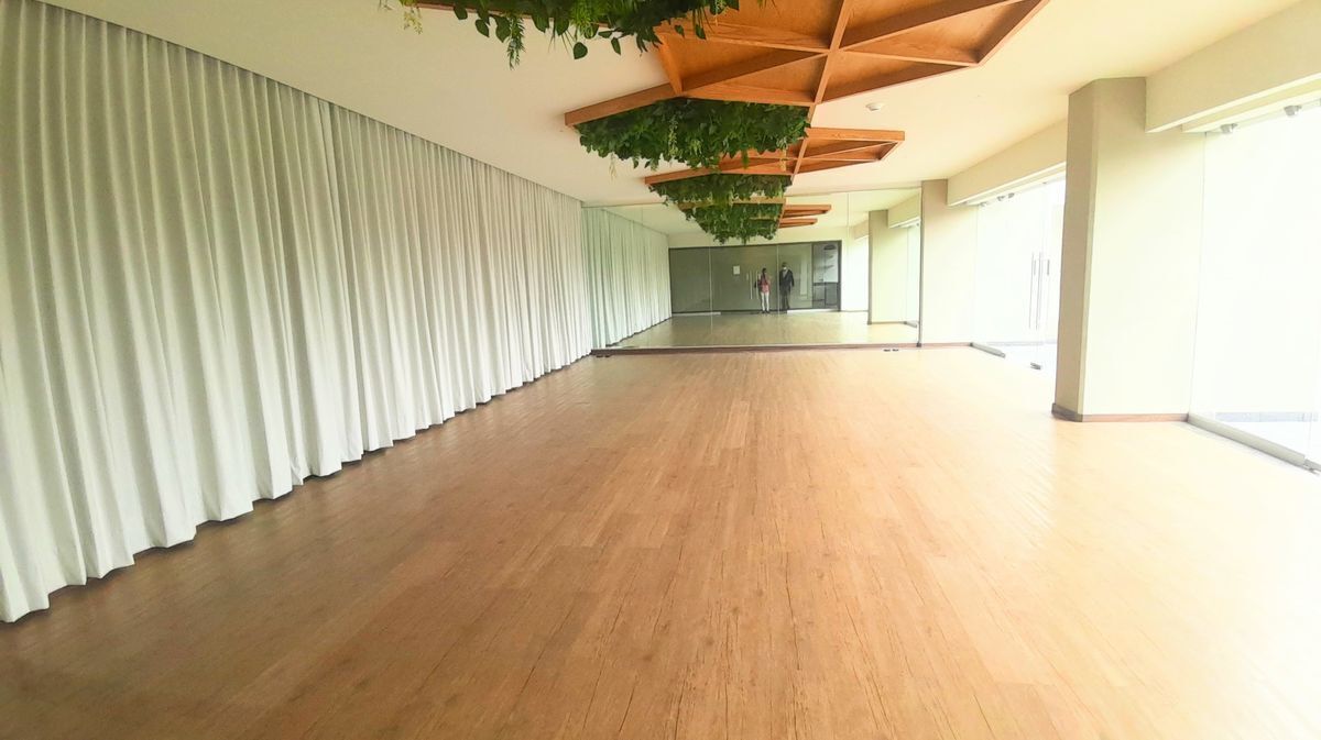 13 of 31: salón de yoga