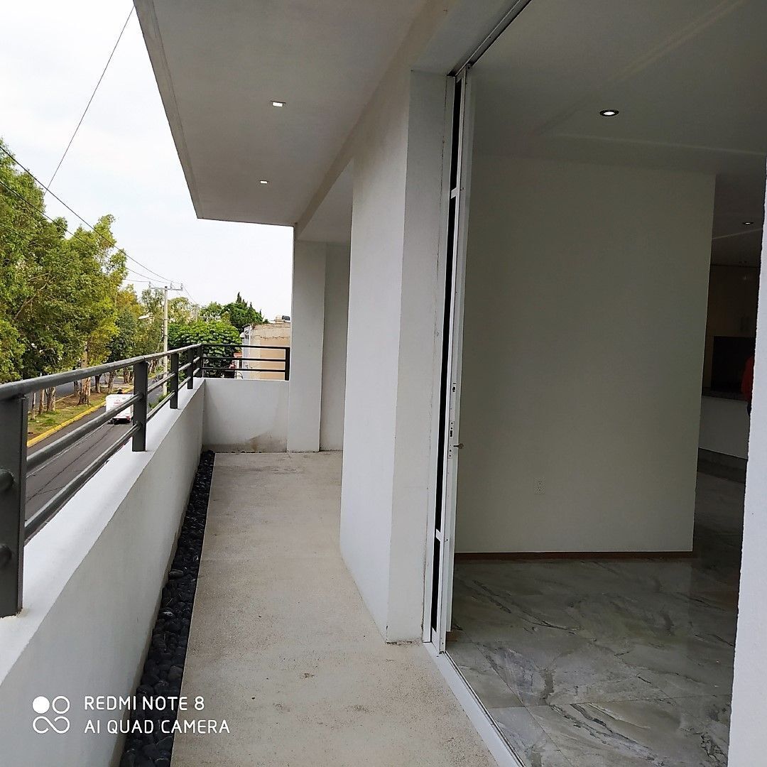 12 of 19: Balcon  de la sala