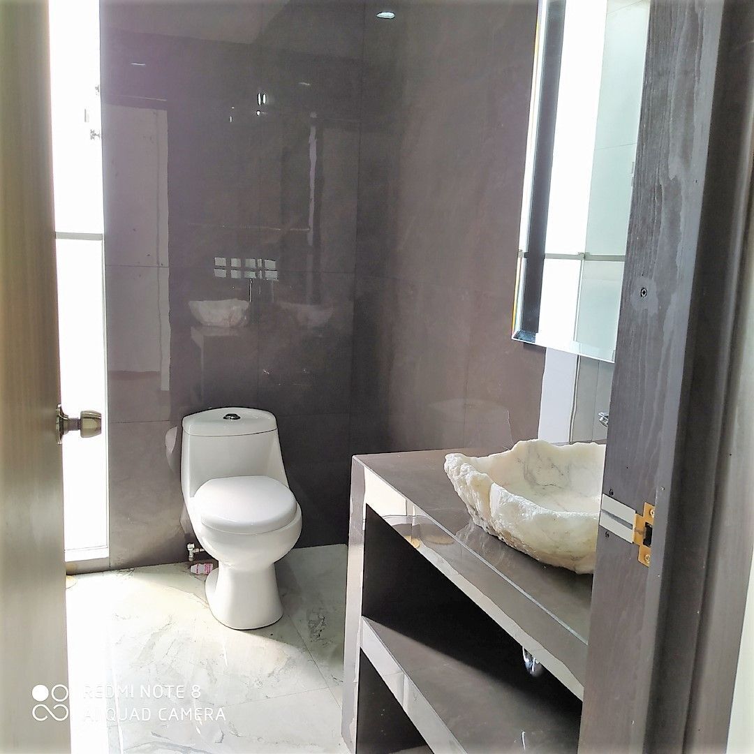 10 of 19: Medio baño área social