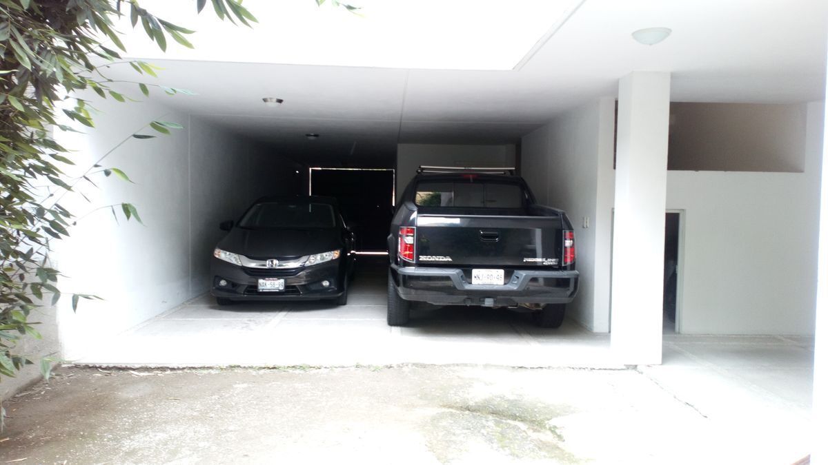 4 of 19: Estacionamiento para un auto techado
