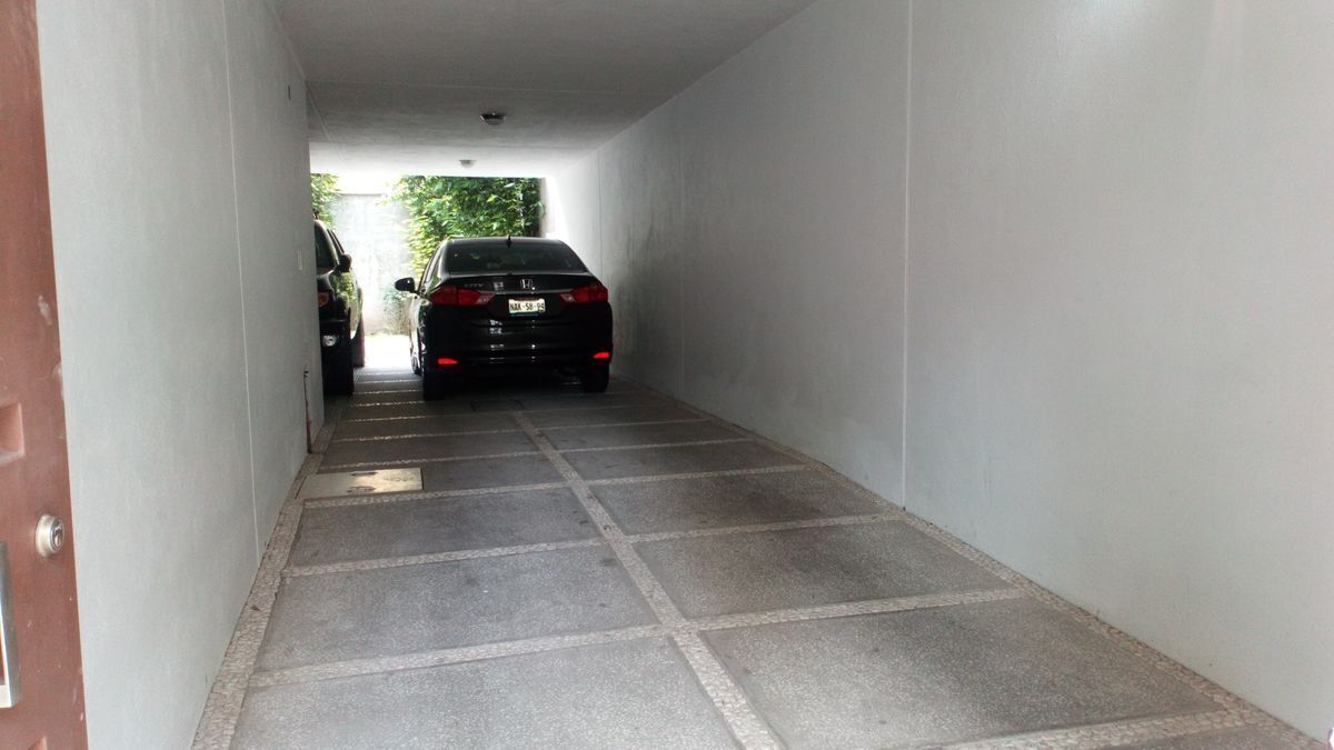 3 of 19: Estacionamiento para un auto