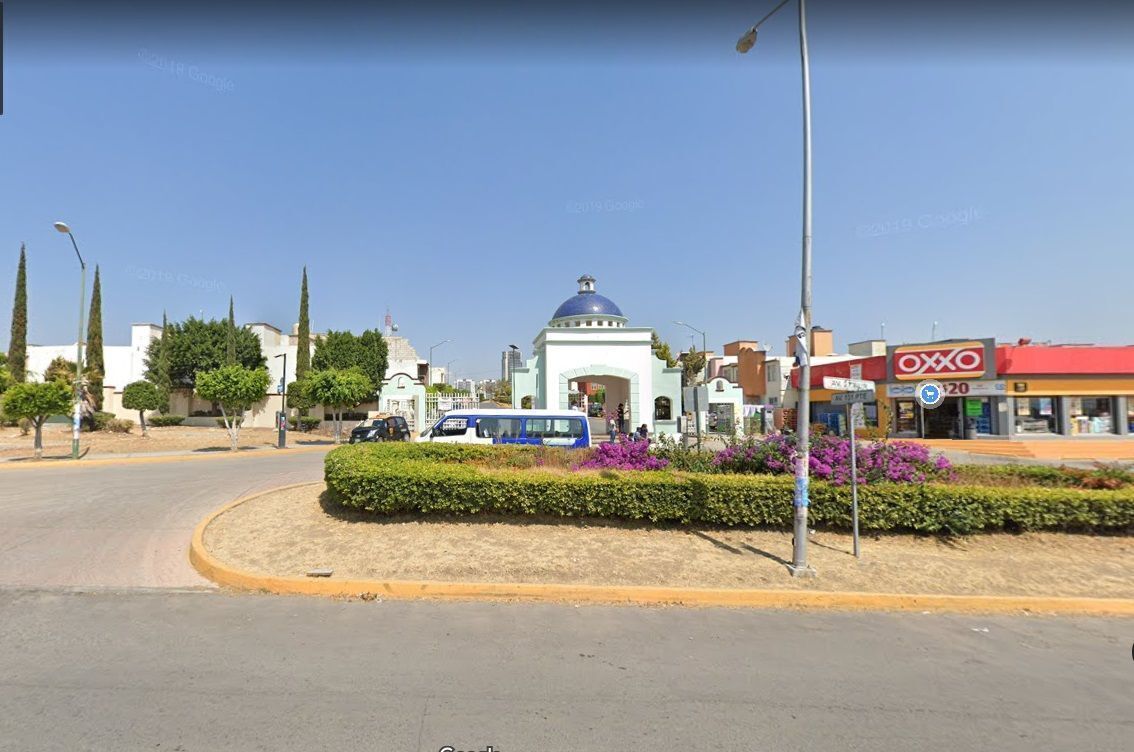 2 de 11: Entrada a Fraccionamiento Hda. Sta Clara