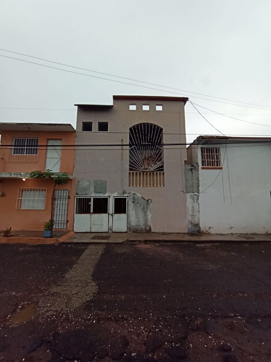 CASA EN VENTA EN PLAYA LINDA ¡REMATE!
