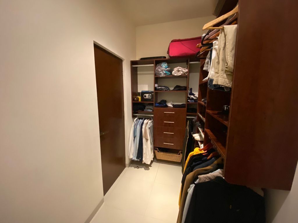 24 de 30: Closet vestidor