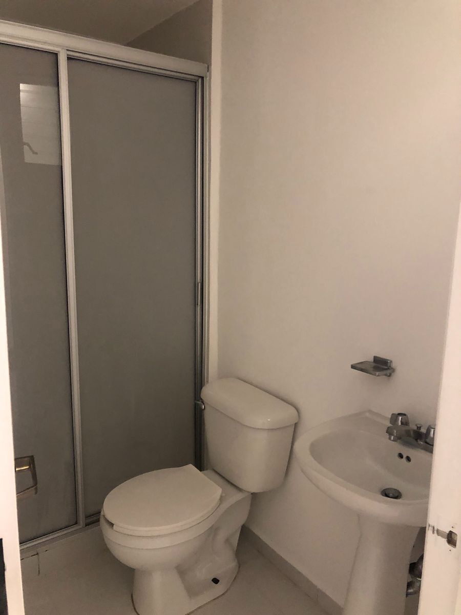 36 de 42: Baño de servicio 