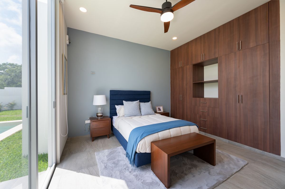 8 de 17: Recámara secundaria con acceso al jardín