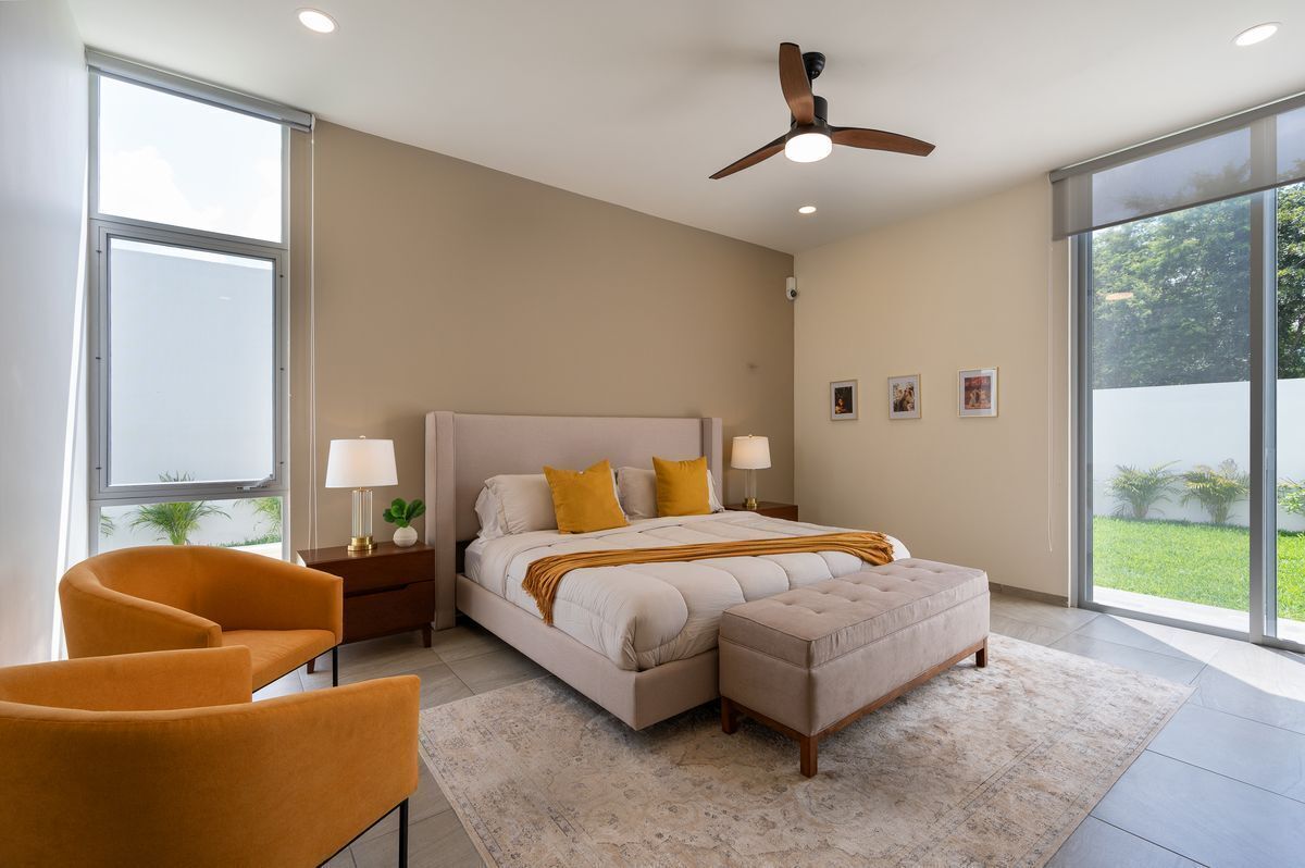 6 de 17: Recámara principal con acceso al jardín