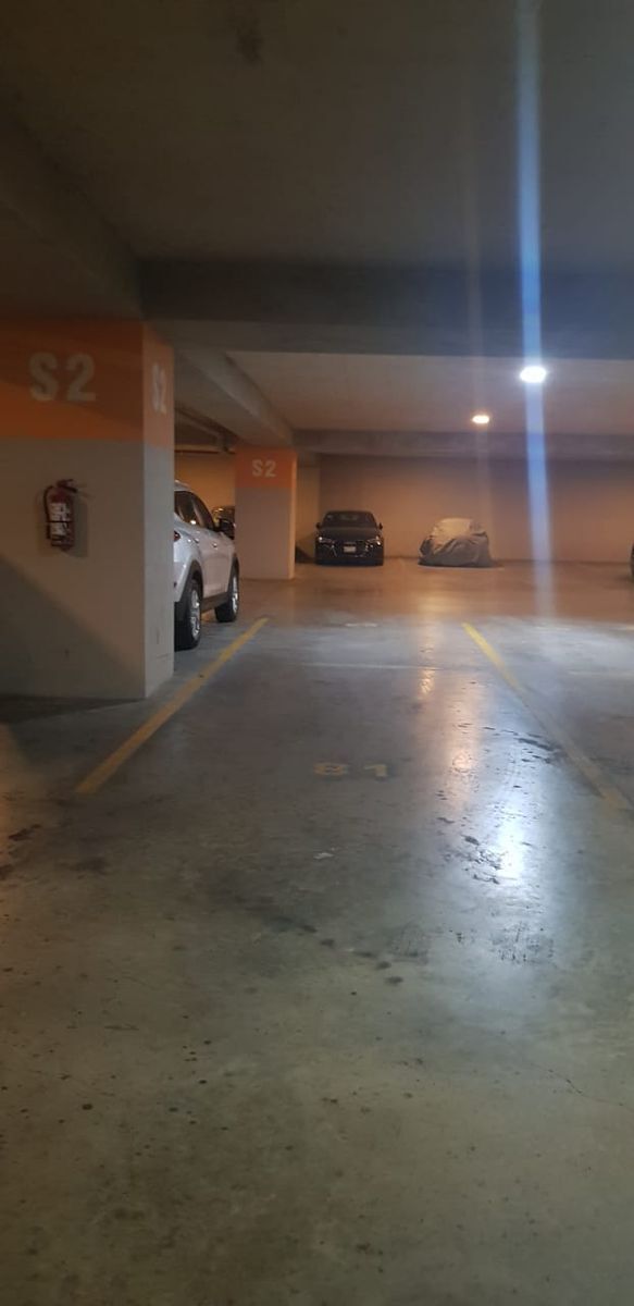 26 de 26: 3 lugares estacionamiento iluminado