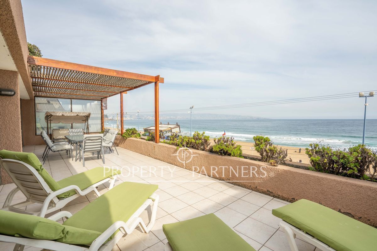 Departamento con gran terraza frente a la playa Reñaca en Reñaca, Viña