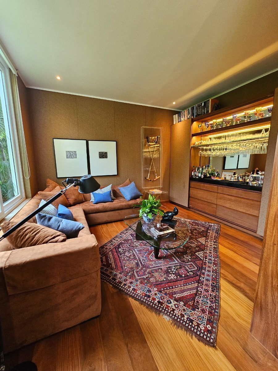 4 de 28: Sala de estar con Bar salida directa a sala y jardín de la c