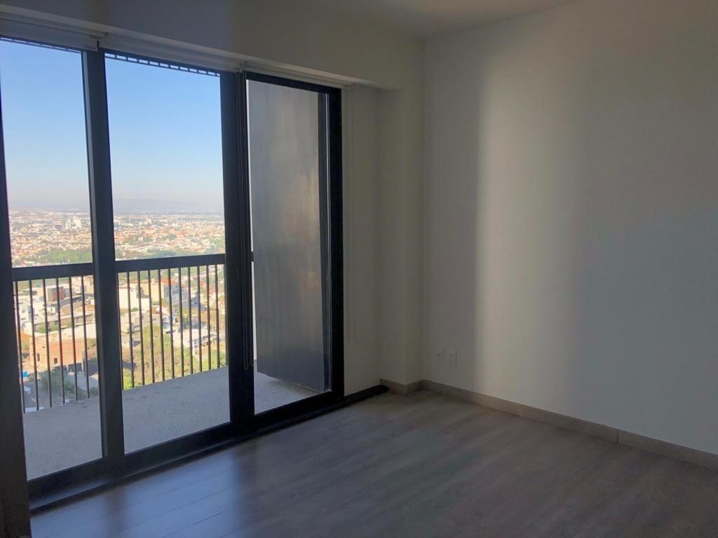 2 de 19: HABITACION PRINCIPAL CON VESTIDOR Y BAÑO