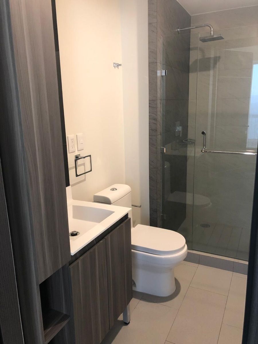 7 de 19: BAÑO SEGUNDA RECAMARA