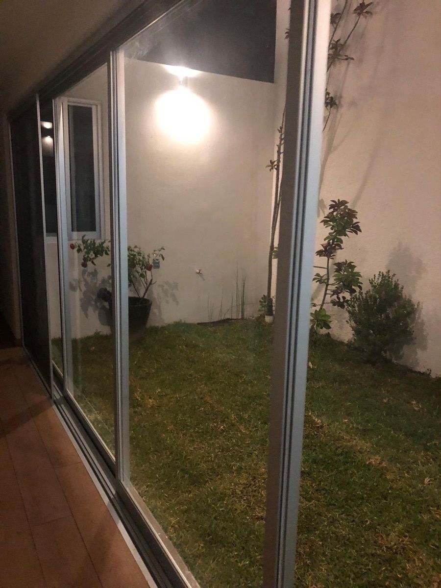 6 de 22: Ventanal jardín central
