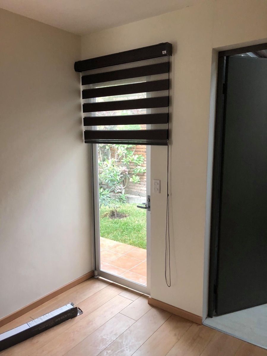 9 de 22: Cuarto principal con salida al jardín trasero