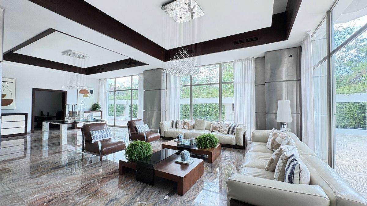 21 de 25: Lobby elegante con seguridad