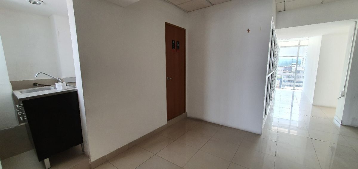 8 de 15: baños y cocineta