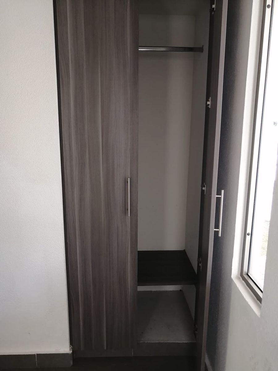 2 de 19: Clóset de visitas