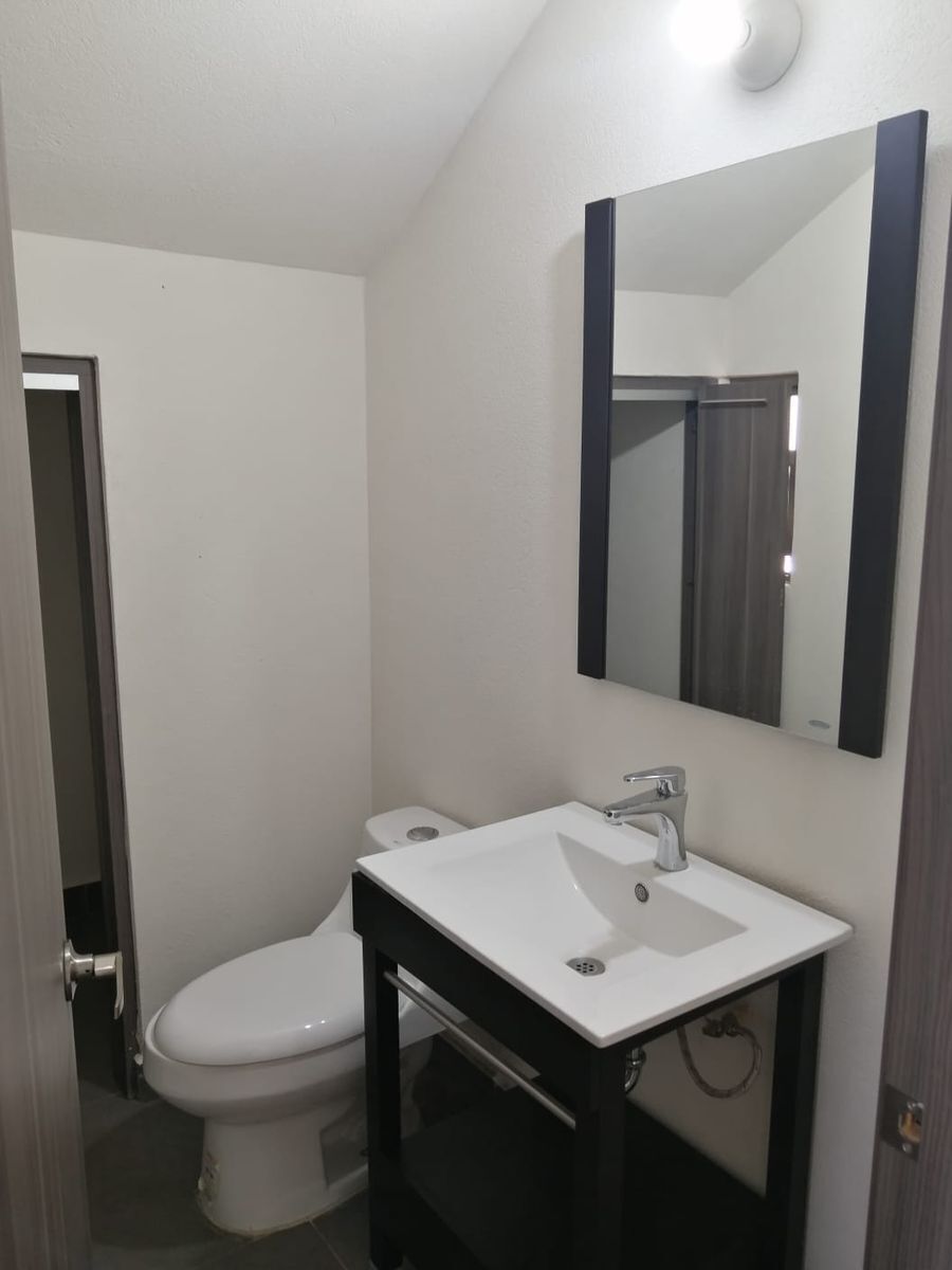 3 de 19: Medio Baño