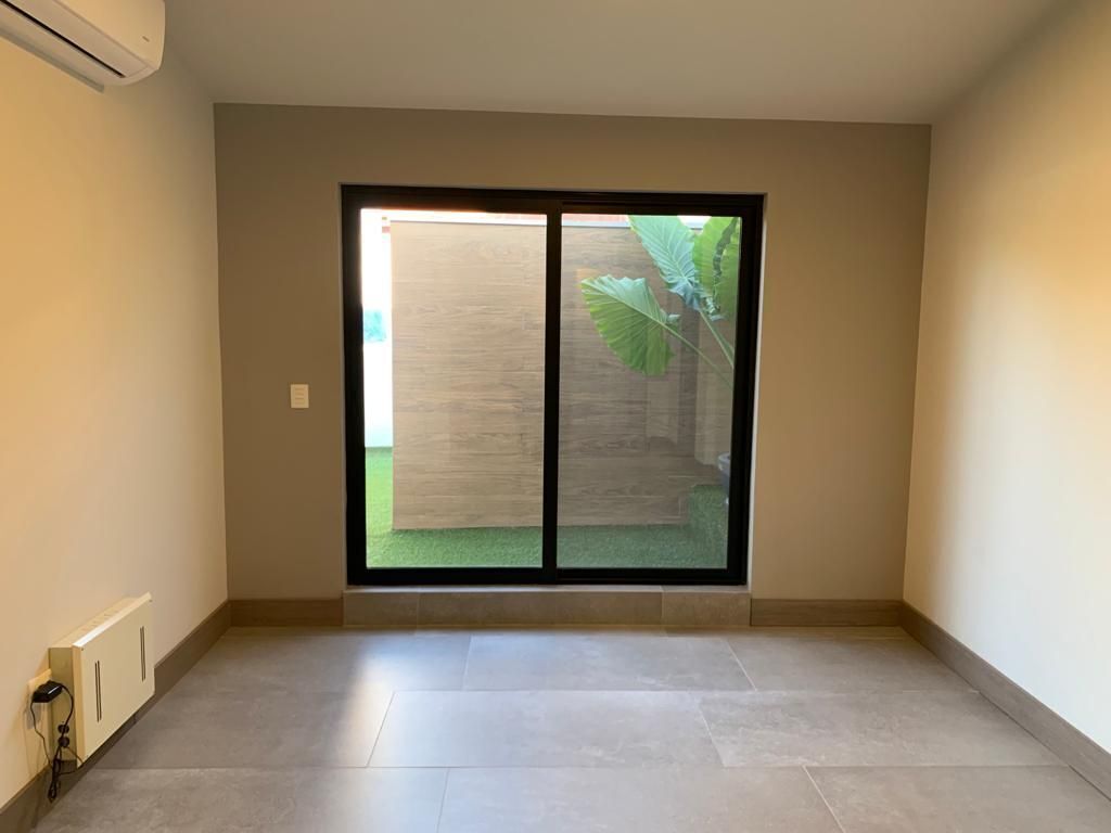 8 of 17: Cuarto de Tele