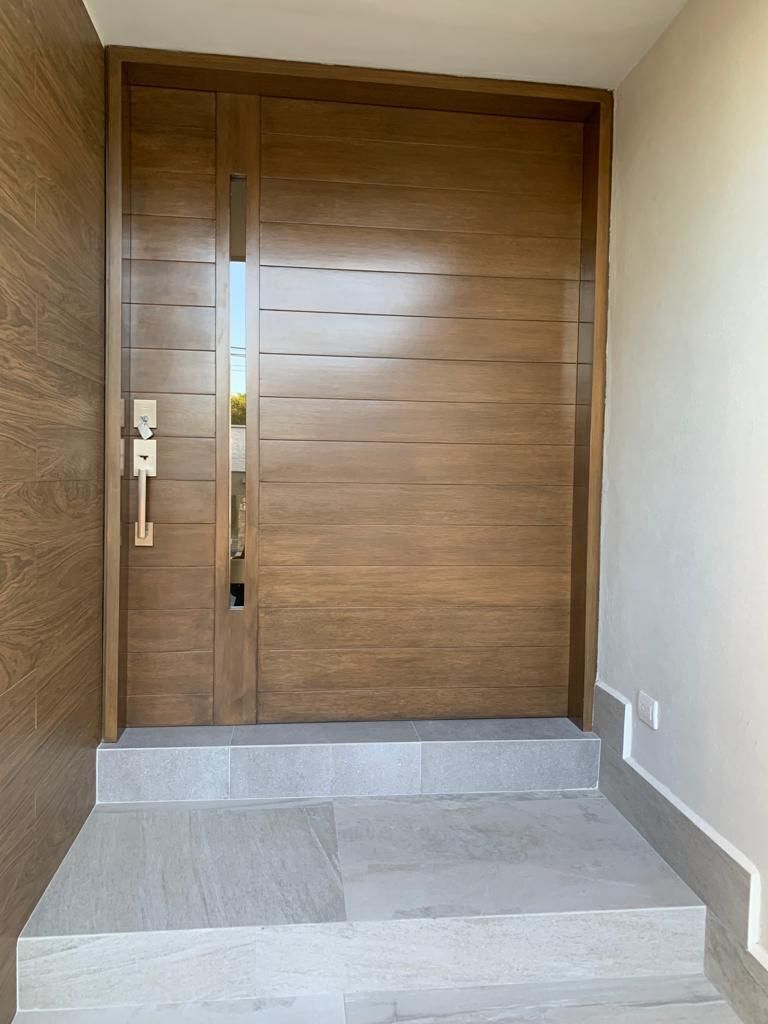 4 of 17: Puerta principal