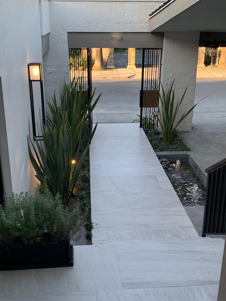 2 of 17: Entrada principal, vista hacia la calle