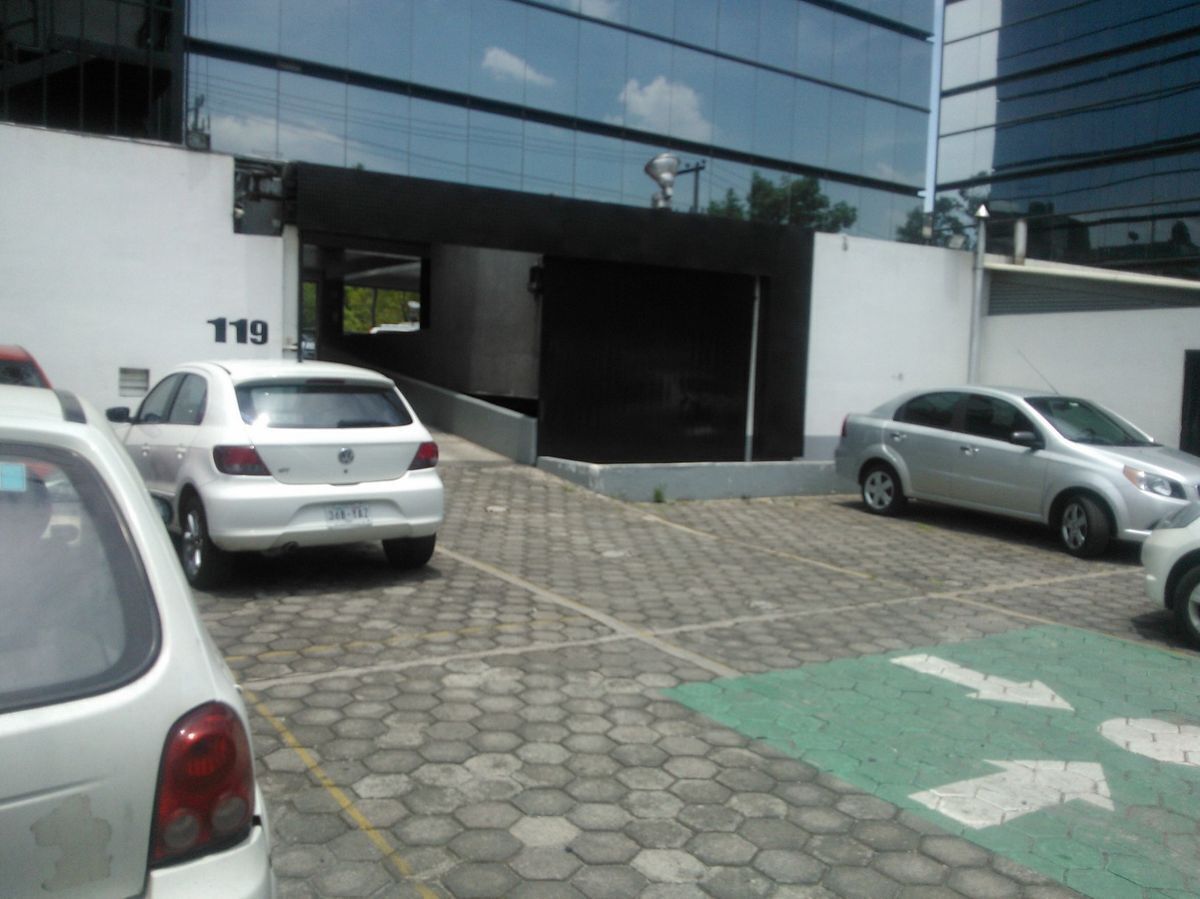 7 de 26: Acceso vehicular