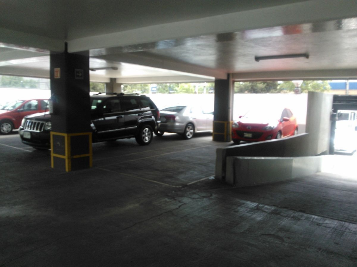 8 de 26: Estacionamiento