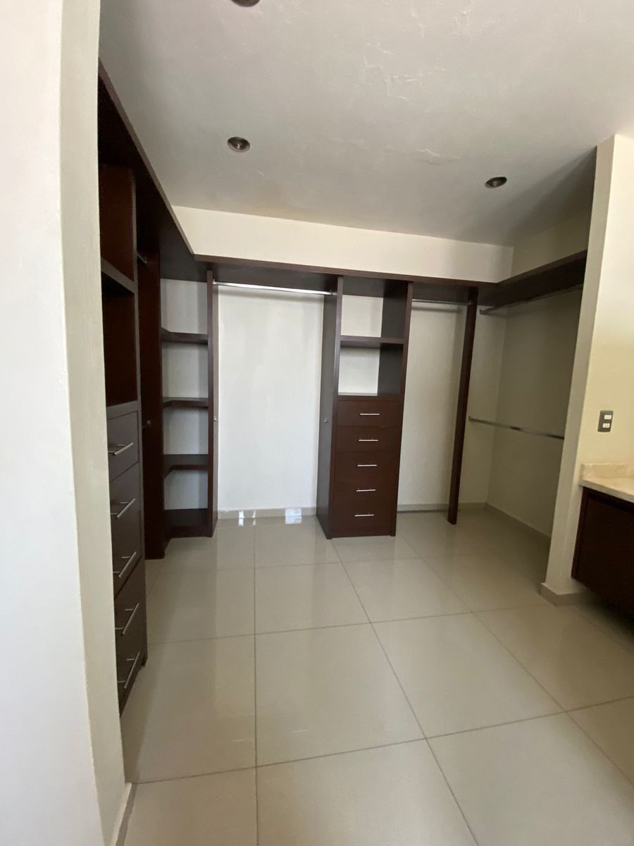 15 de 26: vestidor recamara principal 