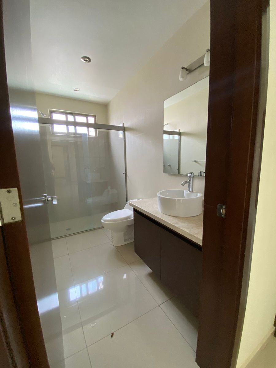20 de 26: baño completo recamaras secundarias 