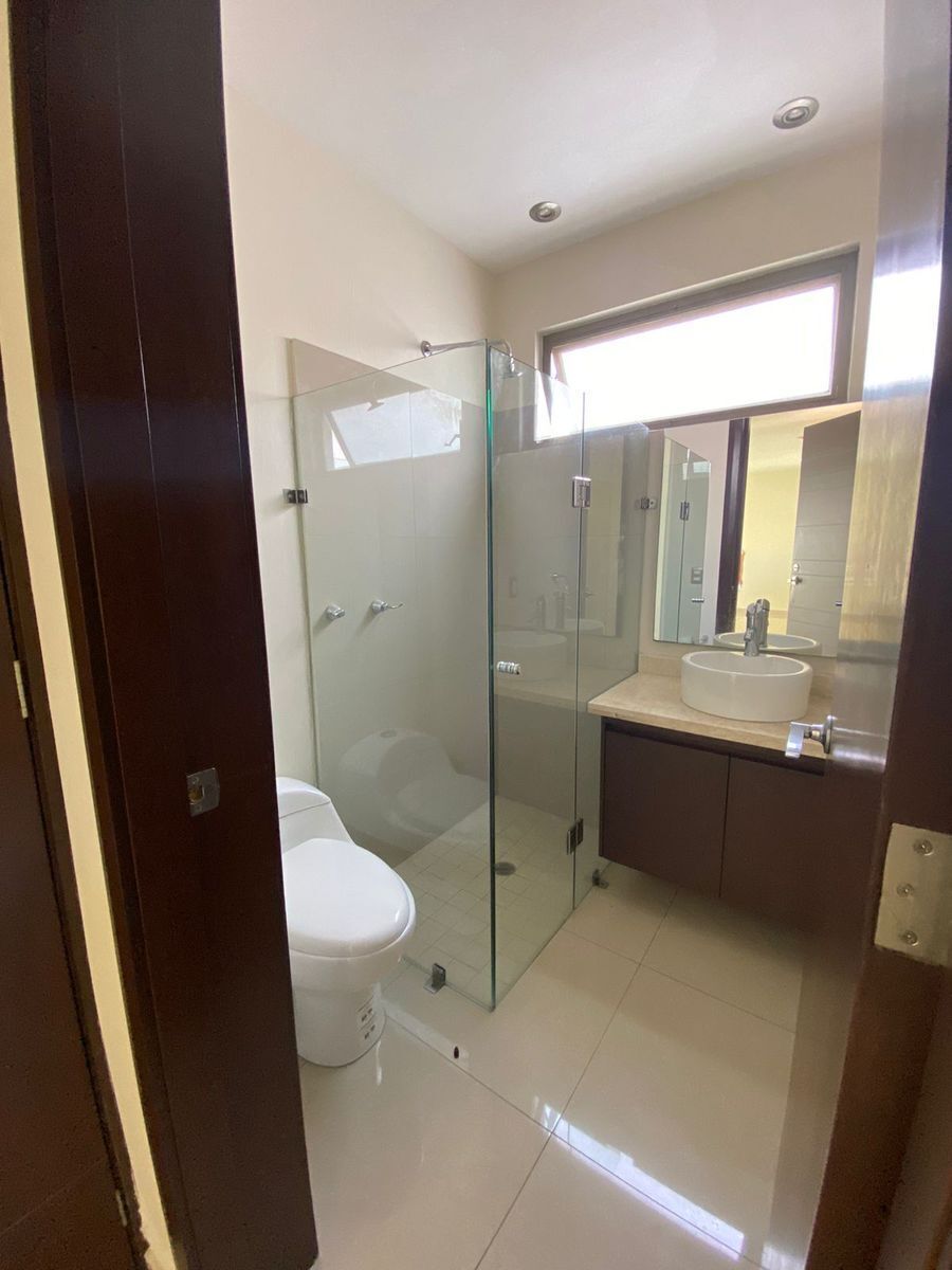 8 de 26: baño completo recamara planta baja 