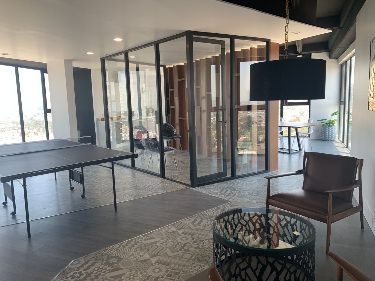 7 de 27: Área con mesa de pingpong 