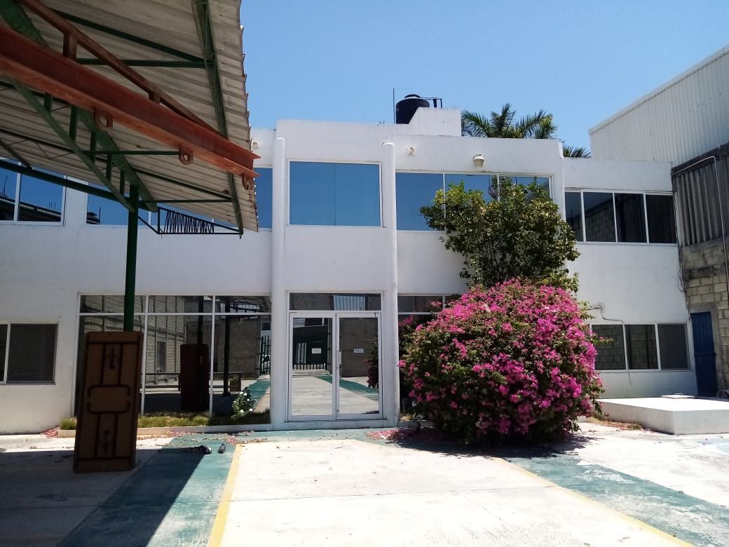 Patio con oficinas administrativas
