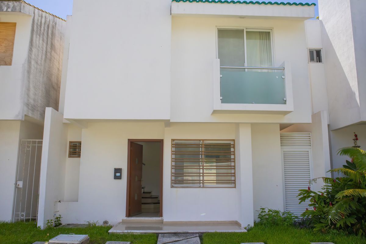1 of 21: Fachada casa