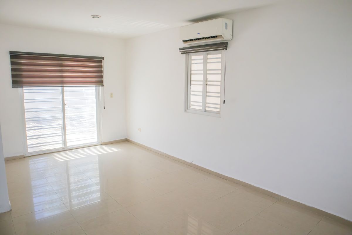 3 of 21: Sala