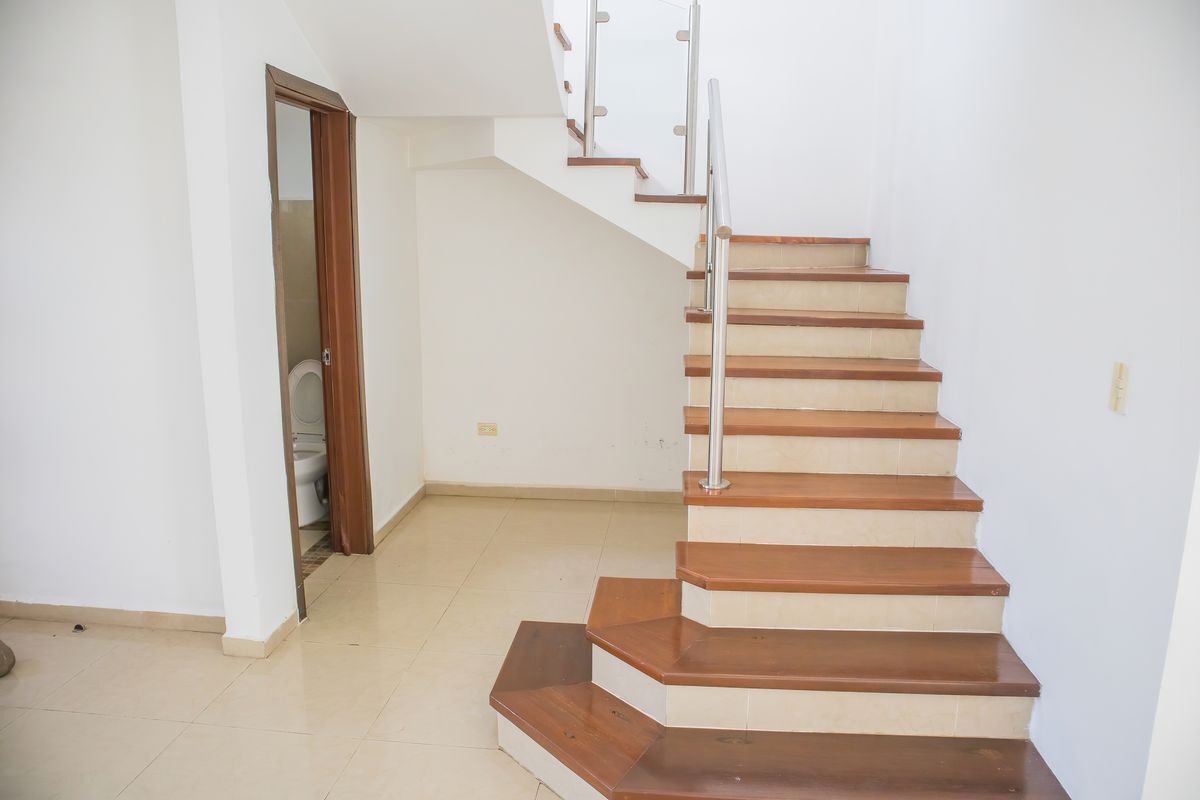 4 of 21: Escaleras