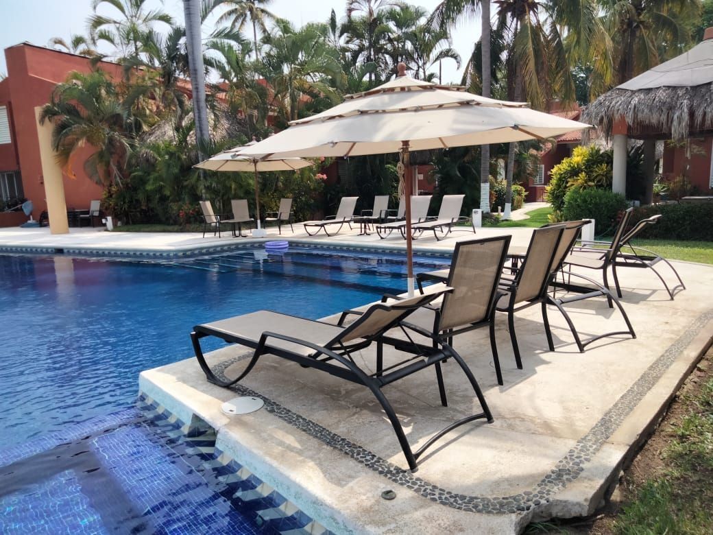 Casa en venta, 4 recámaras, 4 baños — Casa en Venta en Villas Paracana, junto al Campo de Golf Palma Real, Ixtapa.