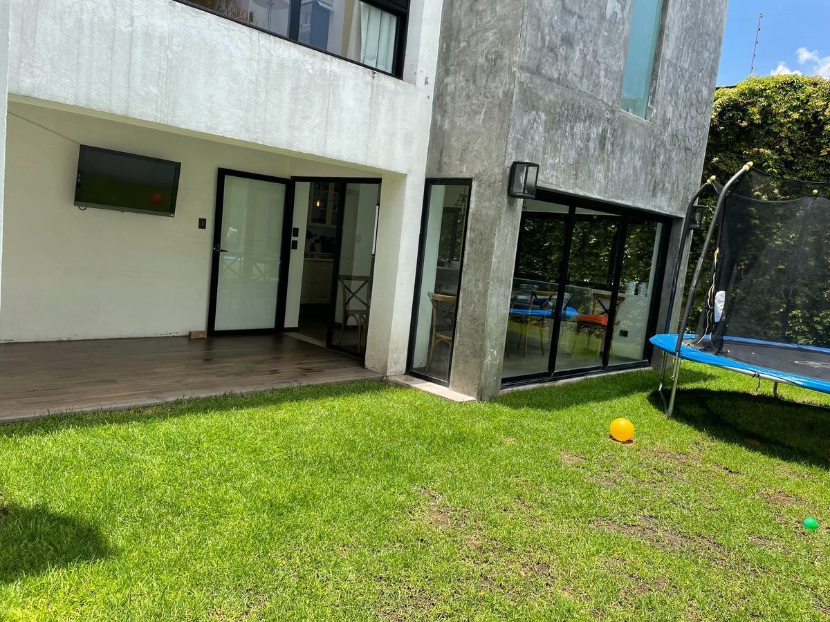 13 of 35: Terraza con jardín