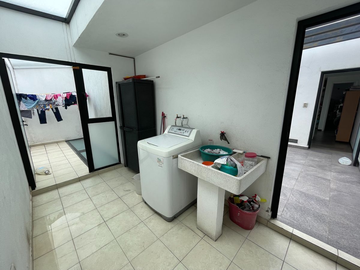 30 of 35: Cuarto de lavar y patio de tendido