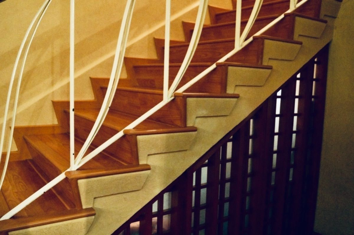 4 of 28: Cava bajo las escaleras.