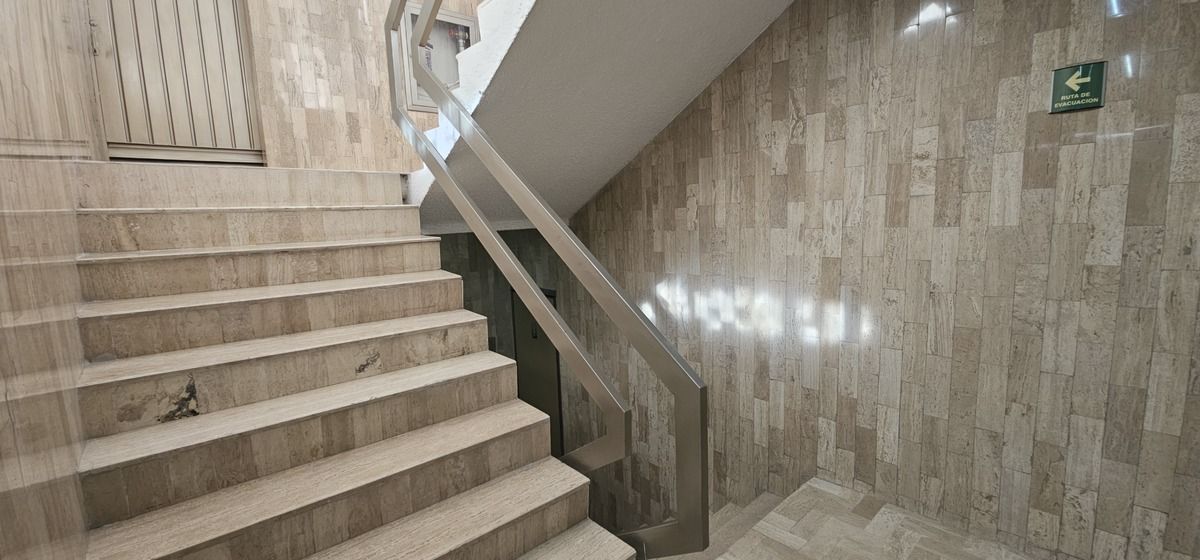 22 de 22: escaleras de emergencia y baños