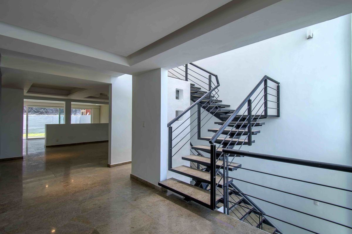 3 de 37: Escaleras vestibulo