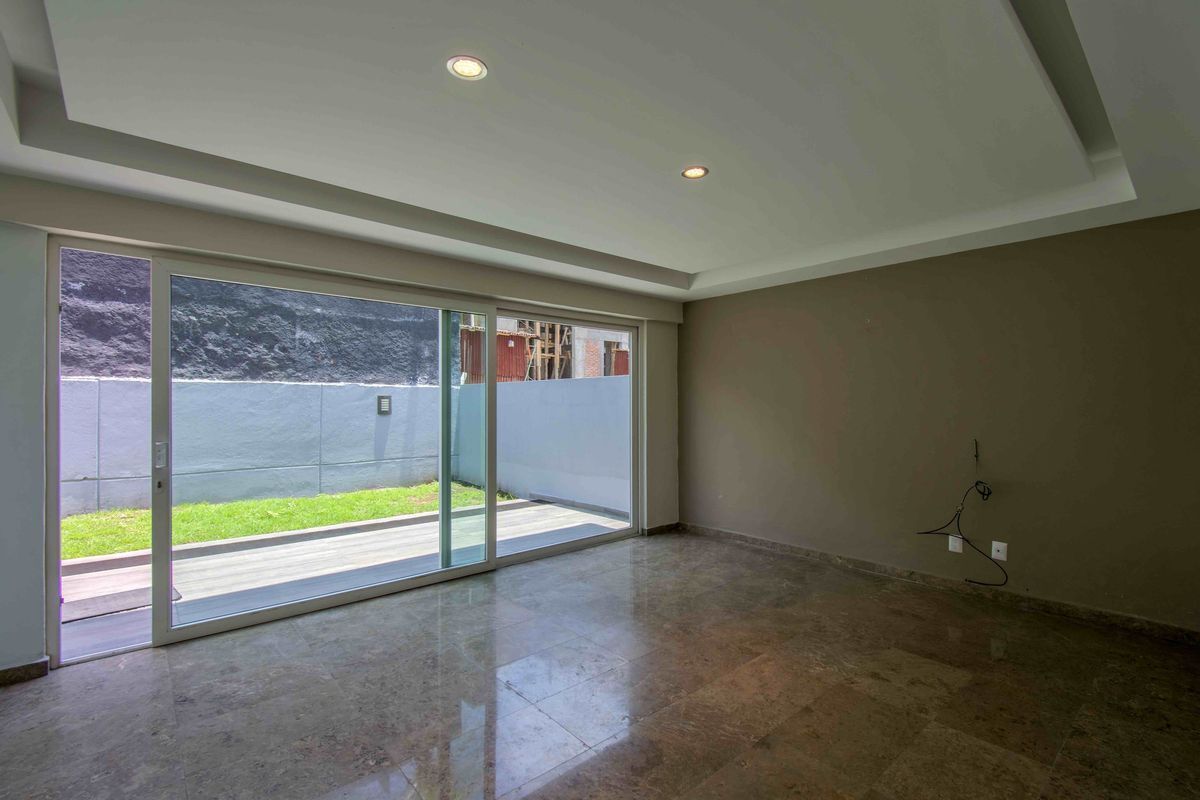 7 de 36: Sala de TV a jardin