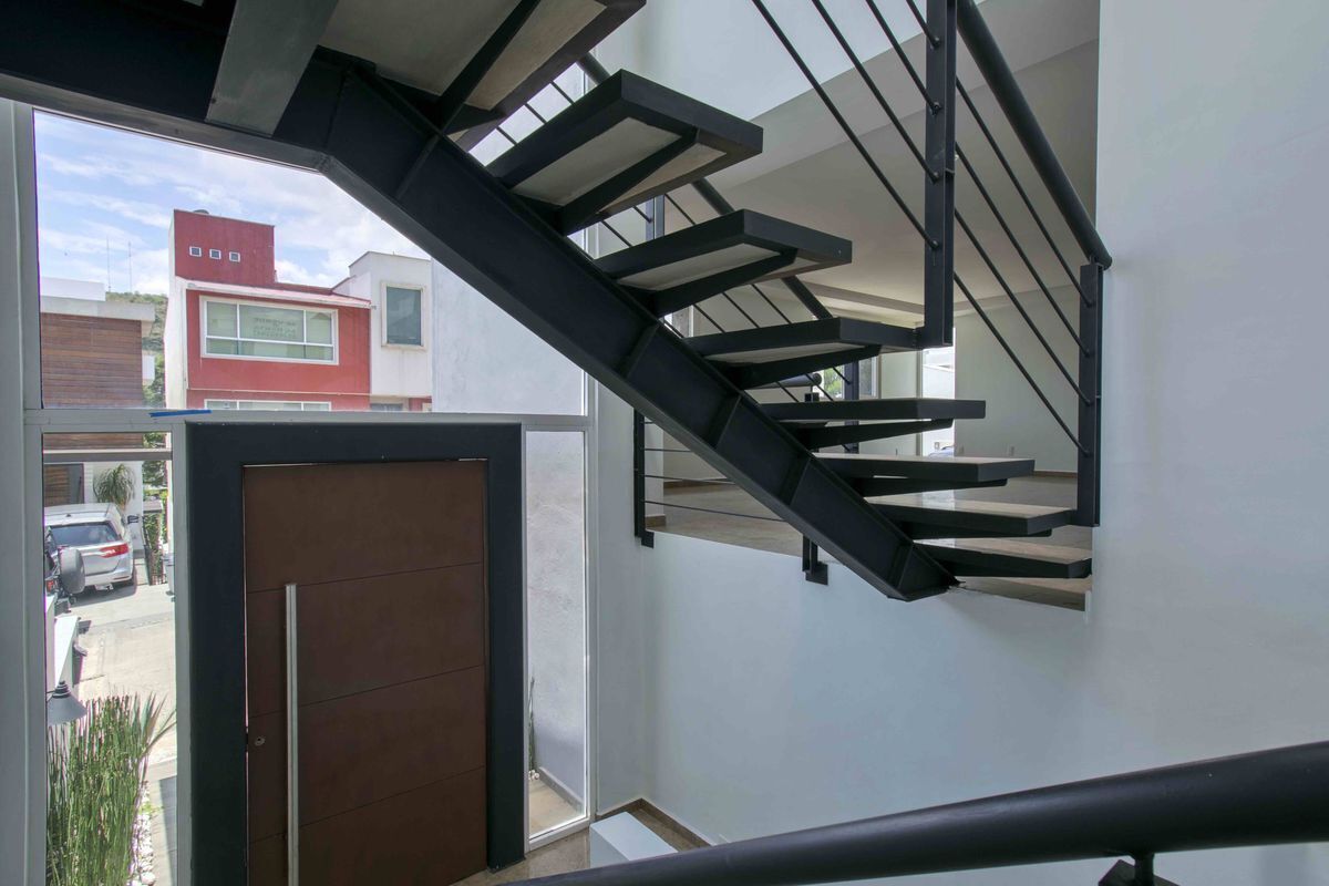 4 de 37: Escaleras entrada