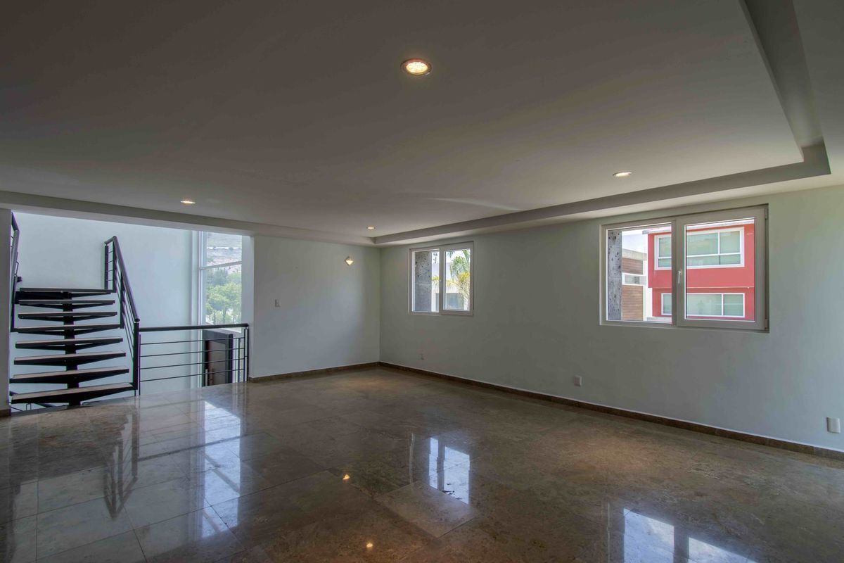 5 de 37: Sala con ventanas frontal